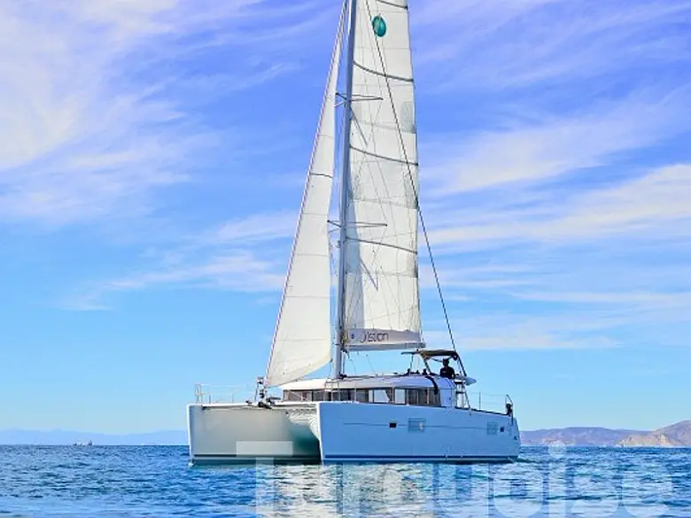 Lagoon 400 S2.