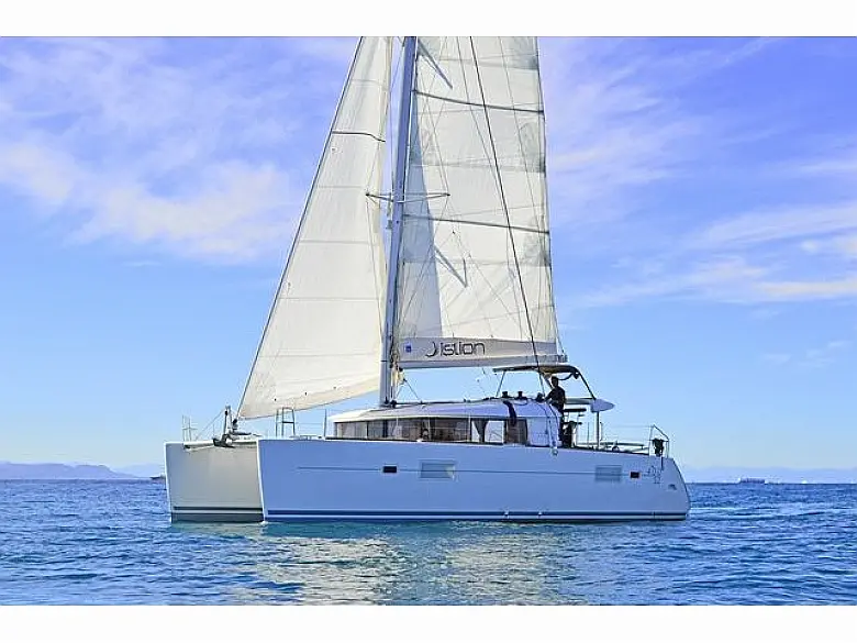Lagoon 400 S2.